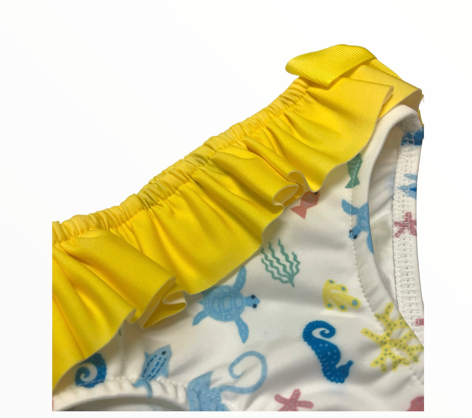 Comprar conjunto de baño para bebé niña. Detalle de volante en la braguita. Color amarillo. Marca trapitos Kids. Primavera-verano.