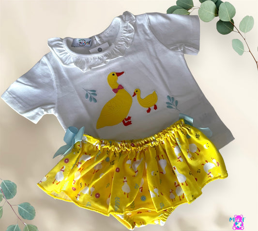 Comprar conjunto para bebé niña con falda cubrepañal con estampado de patos. Color amarillo. Temporada primavera-verano. Marca Trapitos kids. 