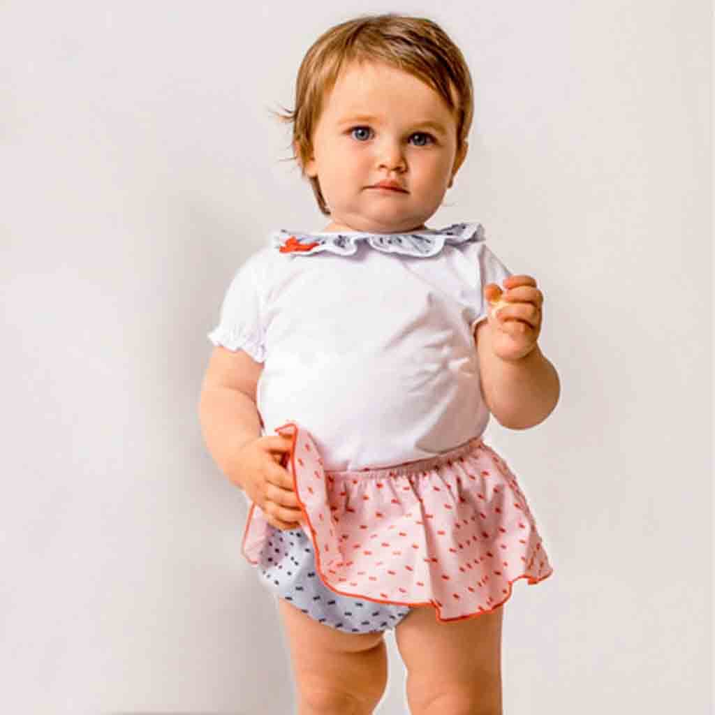 Modelo de conjunto para bebé niña de dos piezas. Pololo y camiseta. Primavera-Verano. Marca Calamaro. Color blanco, azul y rosa.