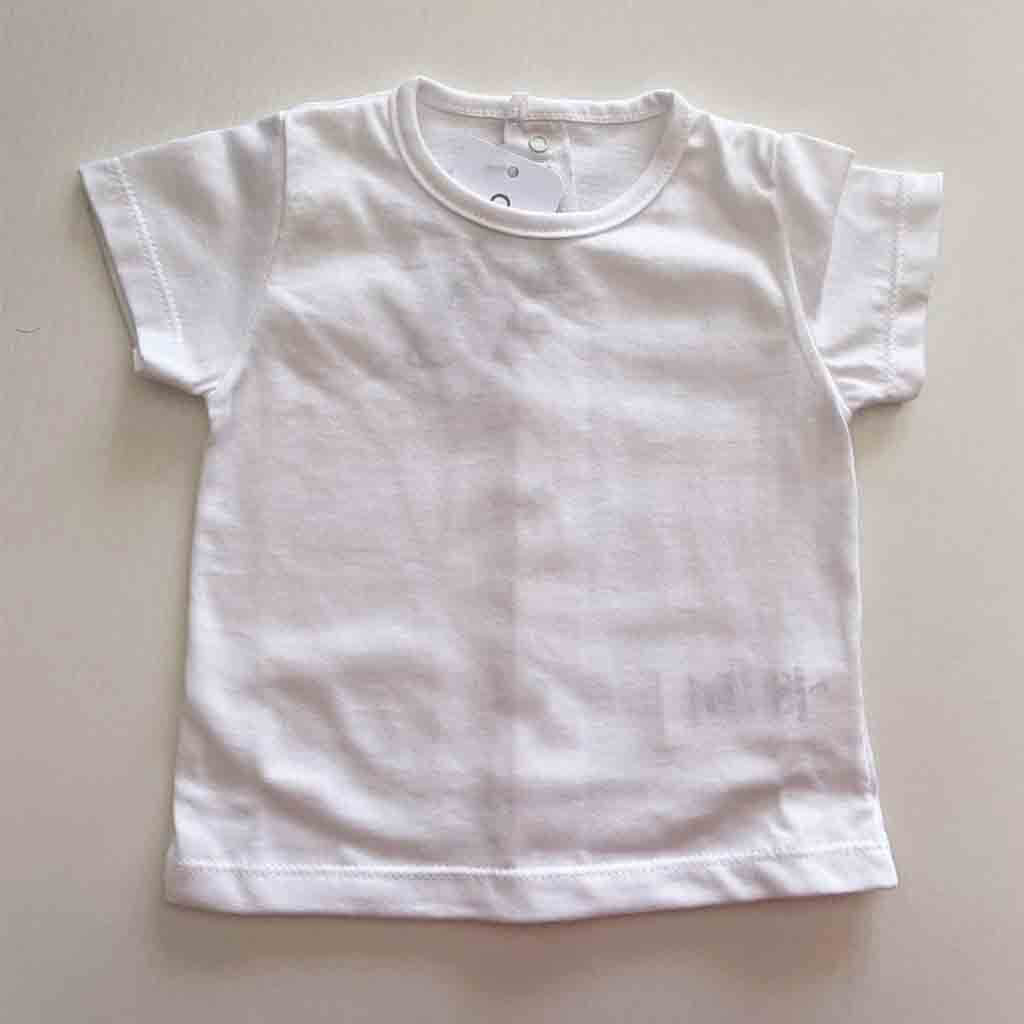 Detalle camiseta de conjunto para bebé niño y recién nacidos. Dos piezas, camiseta y pololo. Marca Calamaro Baby. Primavera-Verano. Color blanco.