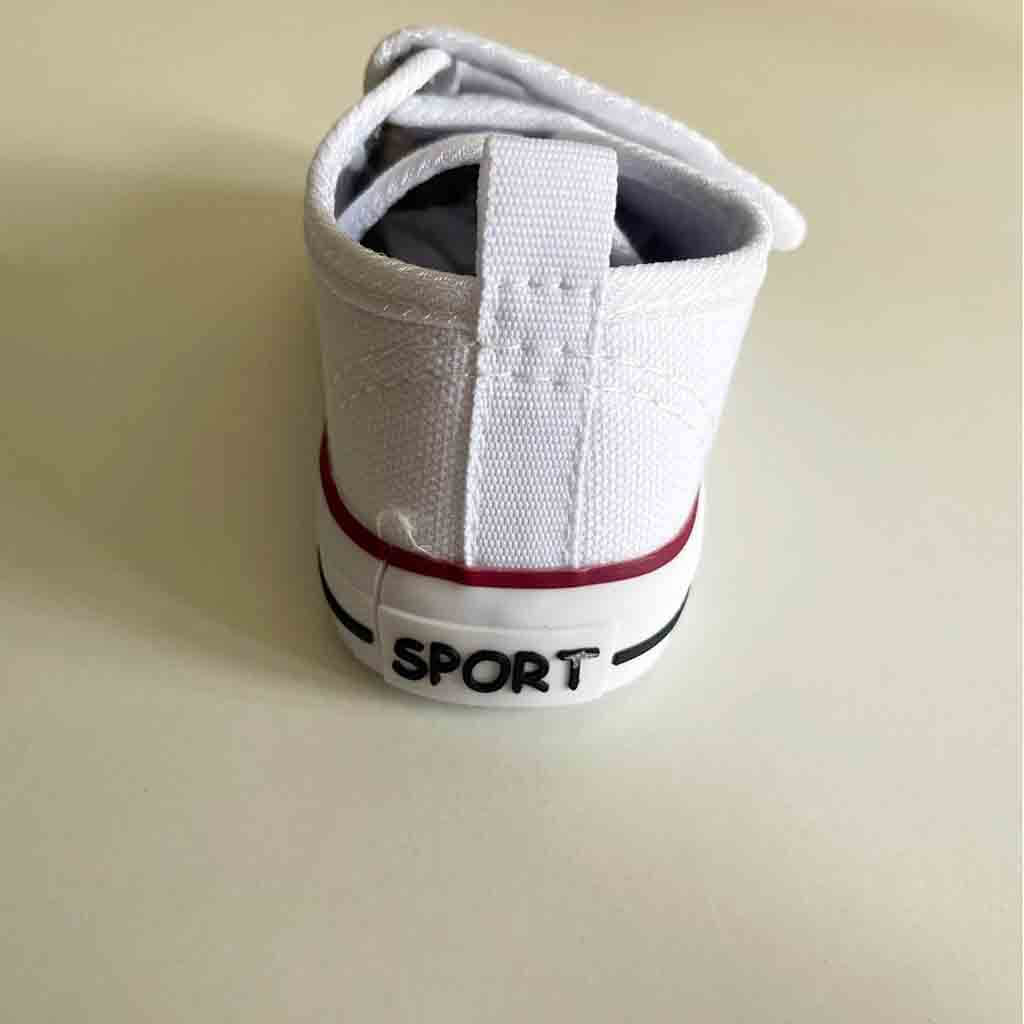 Detalle parte trasera de zapatillas de lona con velcro para bebé niño o niña. Marca Bubble Bobble. Color blanco.