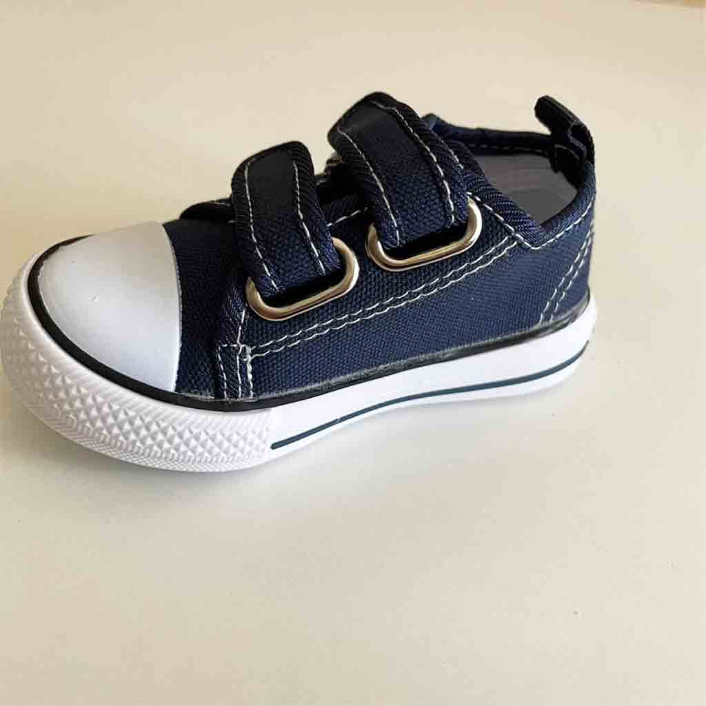 Detalle lateral de zapatillas de lona con velcro para bebé niño o niña. Marca Bubble Bobble. Color azul marino.