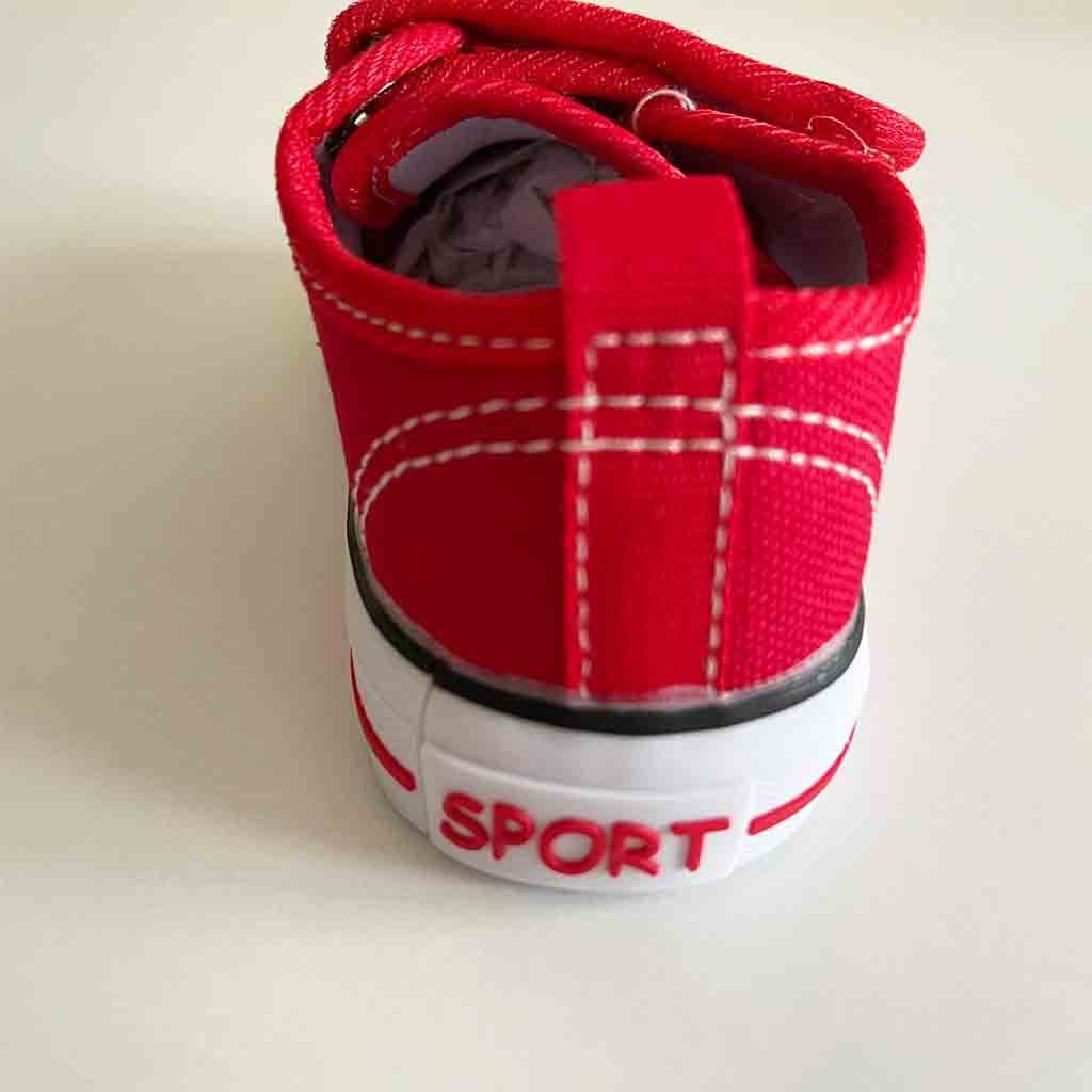 Detalle parte trasera de zapatillas de lona con velcro para bebé niño o niña. Marca Bubble Bobble. Color rojo.