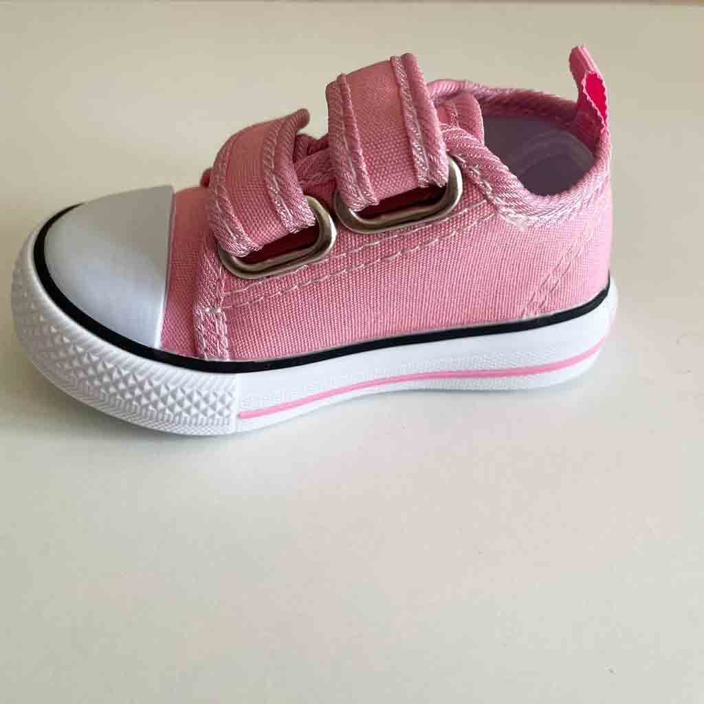 Detalle lateral de zapatillas de lona con velcro para bebé niño o niña. Marca Bubble Bobble. Color rosa.