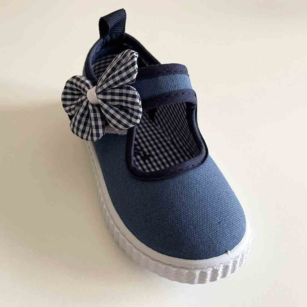 Vista superior zapatillas para bebés niñas. Lazo y velcro. Primavera-Verano. Marca Bubble Bobble. Color azul marino.