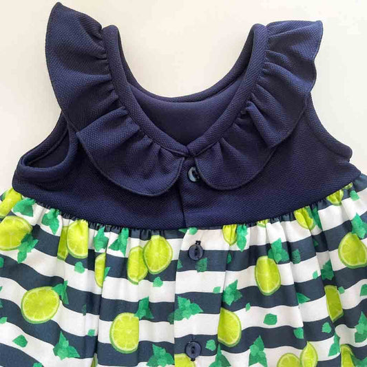 Detalle del cuello de vestido para bebé niña. Primavera-Verano. Marca Confecciones Alber.  Azul marino con estampado de rayas blancas y limones.