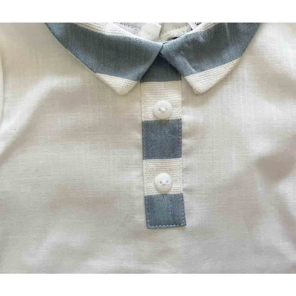Detalle cuello camiseta de Conjunto de algodón para bebés niños. dos piezas. Primavera-Verano. Marca Confecciones Alber. Color blanco roto y azul celeste.