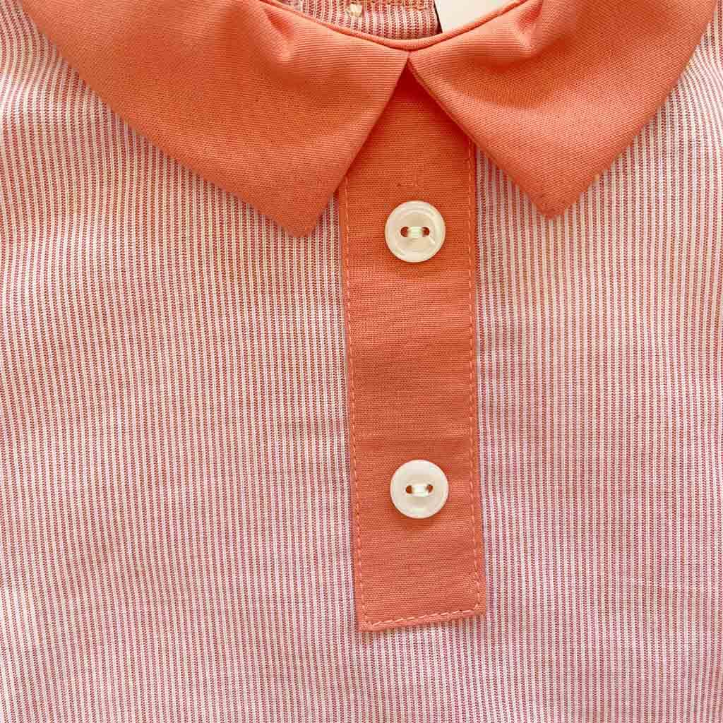 Detalle cuello con botones de conjunto casual para bebé niño. Primavera-Verano. Dos piezas. Marca Confecciones Alber. Color naranja con rajas blancas.