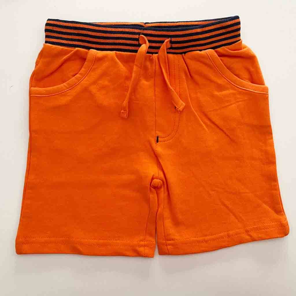 Pantalón corto parte del conjunto de algodón divertido para niños de hasta 6 años de edad. Primavera-Verano. Dos piezas; camiseta y pantalón corto. Marca Babybol. Color azul marino con estampado de peces y pantalón naranja.