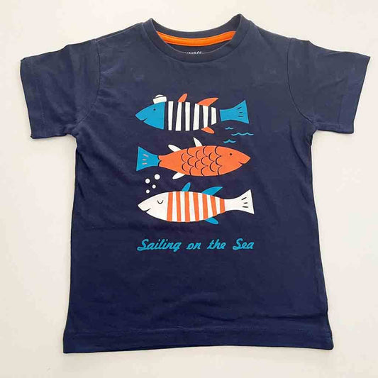 Camiseta parte del conjunto de algodón divertido para niños de hasta 6 años de edad. Primavera-Verano. Dos piezas; camiseta y pantalón corto. Marca Babybol. Color azul marino con estampado de peces y pantalón naranja.