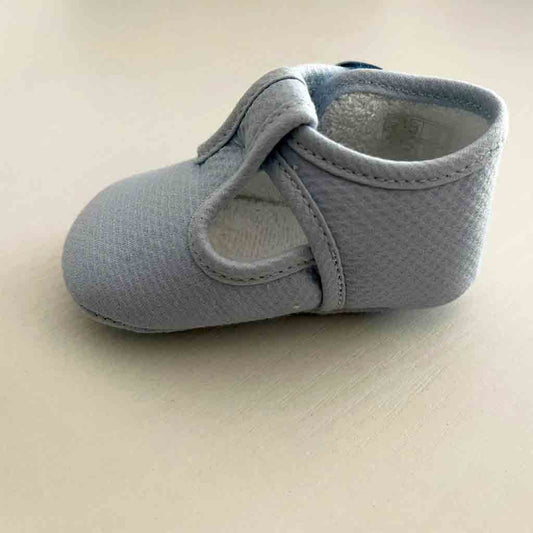 Detalle sujeción de sandalias para bebé y recién nacido niño. Primavera-Verano. Tejido piqué. Marca Cuquito. Color azul celeste.