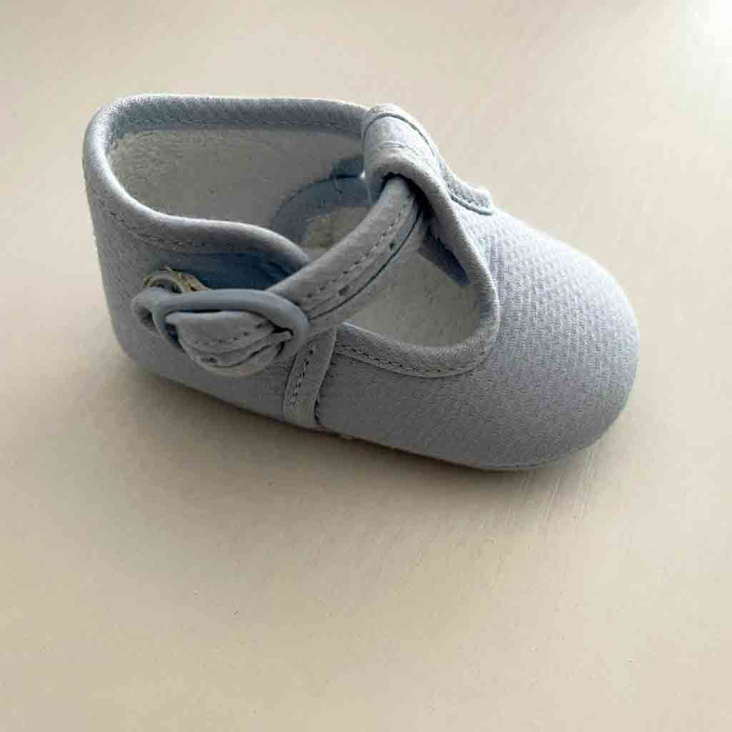 Detalle broche de sandalias para bebé y recién nacido niño. Primavera-Verano. Tejido piqué. Marca Cuquito. Color azul celeste.