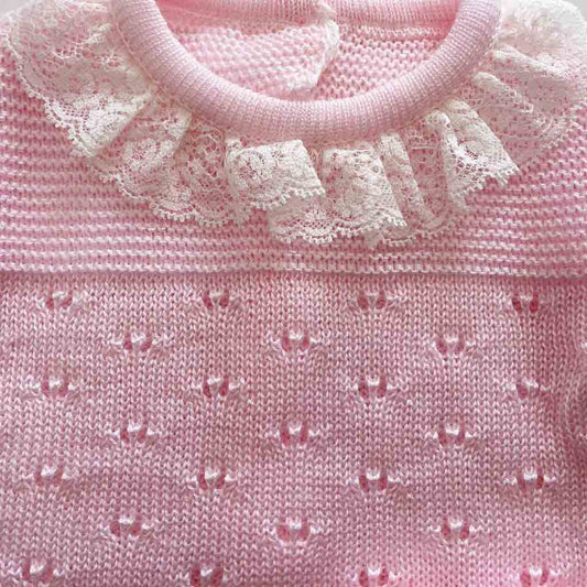 Detalle cuello de conjunto de hilo con ranita y camiseta para recién nacidas niñas. Primavera-Verano. Color rosa.