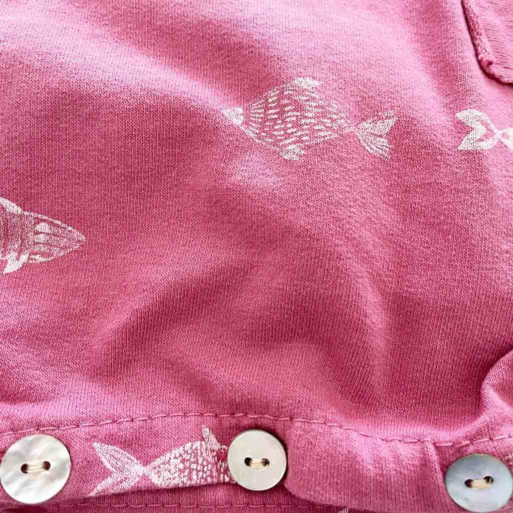 Detalle de estampado de ranita de algodón para bebés y recién nacidas niñas y niños. Temporada Primavera-Verano. Color rosa oscuro.