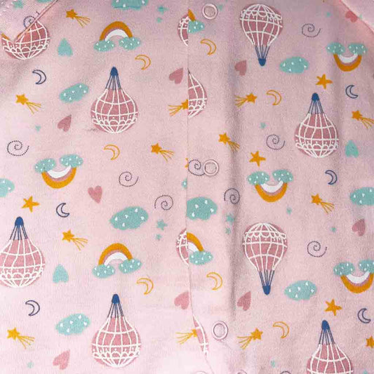 Detalle estampado de globos de pijama de algodón para primera puesta de recién nacida en el hospital. Primavera-Verano. Marca Armony Baby Boutique. Color rosa.