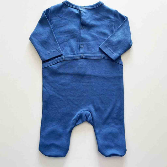Detalle parte trasera abotonada de pijama divertido para primera puesta de recién nacidos. Primavera-Verano. Material algodón. Marca Armony Baby Boutique. Color azul con astronauta.