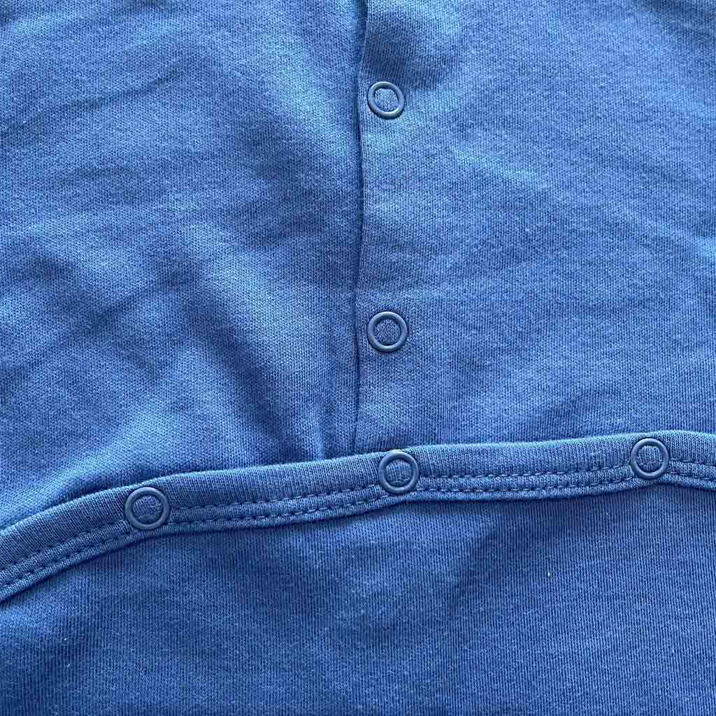 Detalle de botones de pijama divertido para primera puesta de recién nacidos. Primavera-Verano. Material algodón. Marca Armony Baby Boutique. Color azul con astronauta.