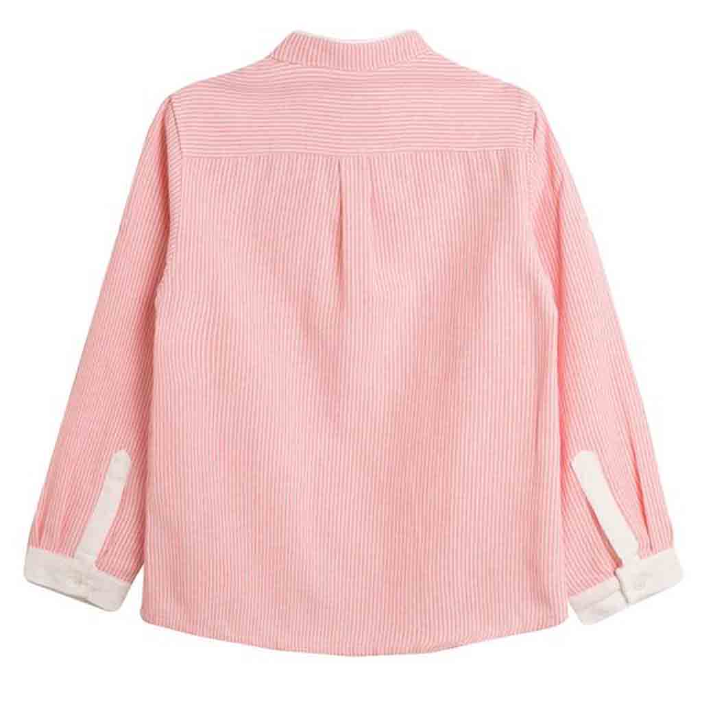 Detalle parte de atrás de camisa de conjunto infantil para niño. 2 piezas; camisa y bermudas. Primavera-Verano. Marca Newness. Color blanco y rosa.