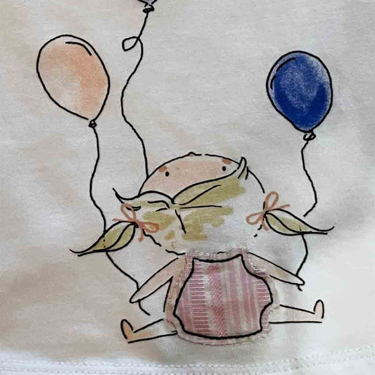 Detalle de estampado de camiseta de conjunto para bebé niña de dos piezas. Primavera-Verano. Marca Newness. Color blanco y rosa con estampado divertido.