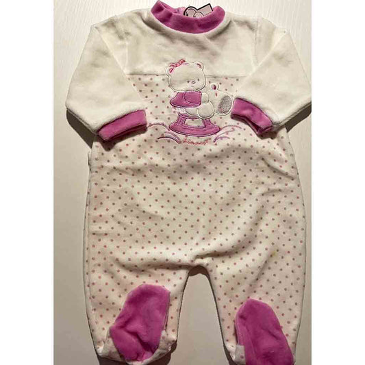 Comprar pijama enterizo de lunares para niña recién nacida. Abertura trasera e inferior. Color blanco y rosa chicle.