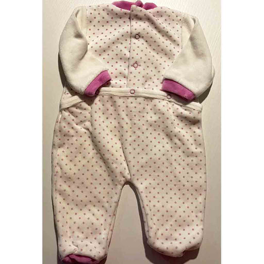 Parte trasera abotonada de pijama enterizo de lunares para niña recién nacida. Color blanco y rosa chicle.