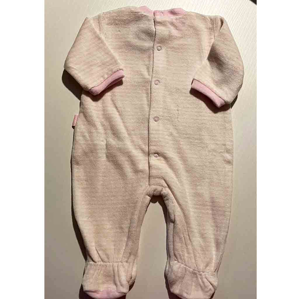 Detalle de espalda de Pijama de invierno para recién nacida y primera puesta en el hospital. Enterizo con polaina. Marca Yatsi. Color rosa.
