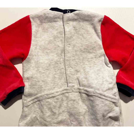 Espalda abotonada de pijama para bebé niño de invierno. Marca Yatsi. Color rojo y gris con cara de oso panda.