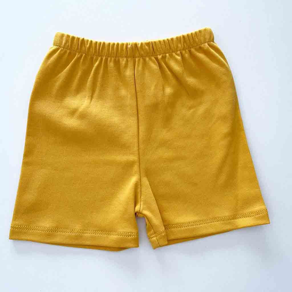 Detalle pantalón corto de conjunto marinero para bebé niño. Primavera-Verano- Marca Confecciones Popys. Color mostaza.