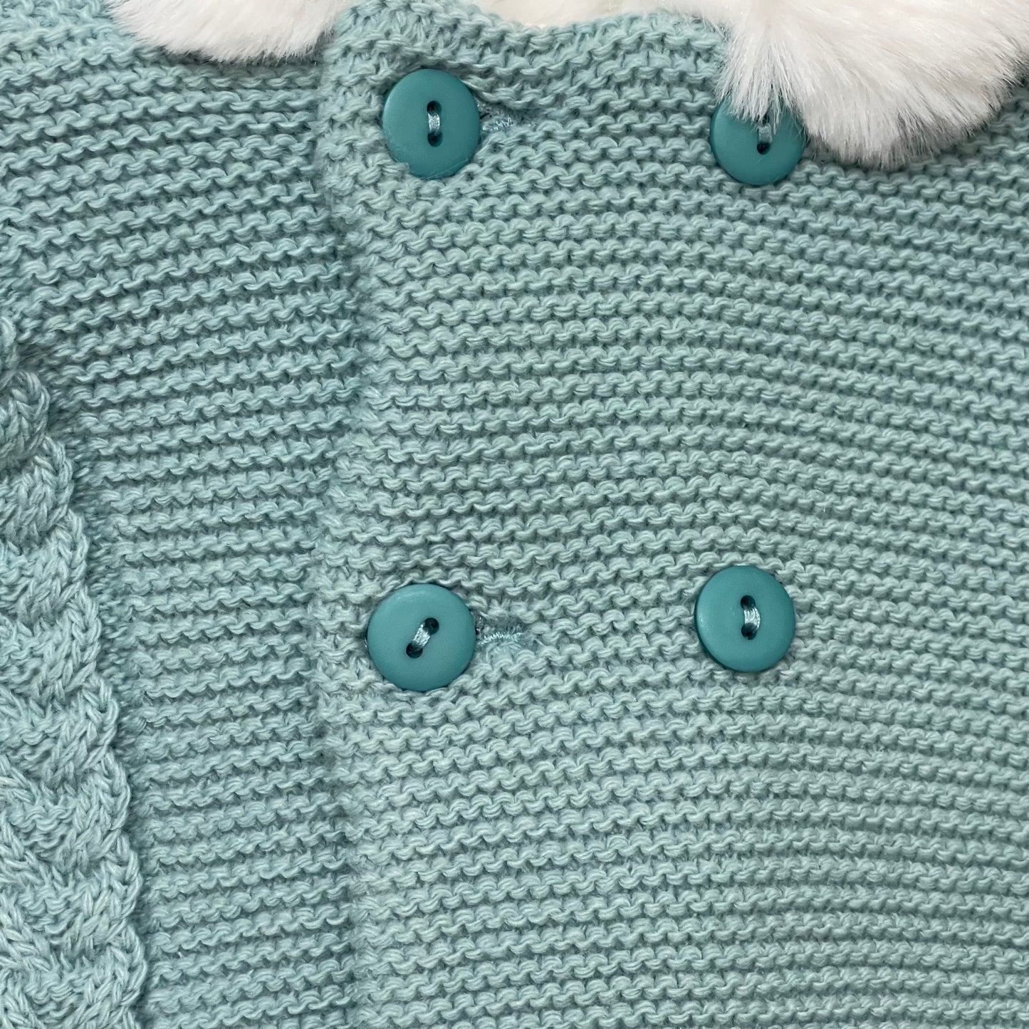 Comprar abrigo de lana con capucha para bebés. Color verde. Detalle de botones.Temporada otoño-invierno. 