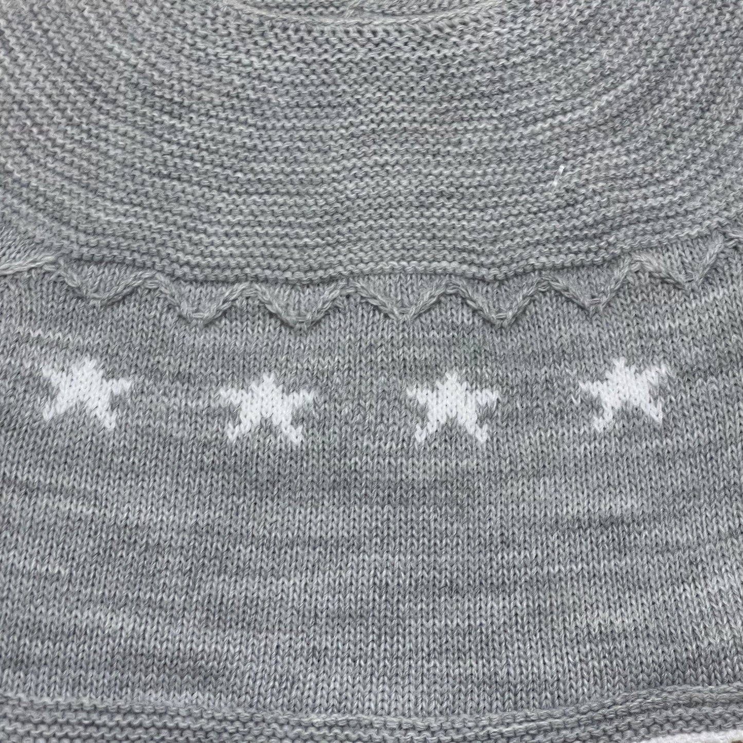 Comprar conjunto de primera puesta de lana. Color gris. Detalle de estrellas blancas. Temporada otoño/invierno.
