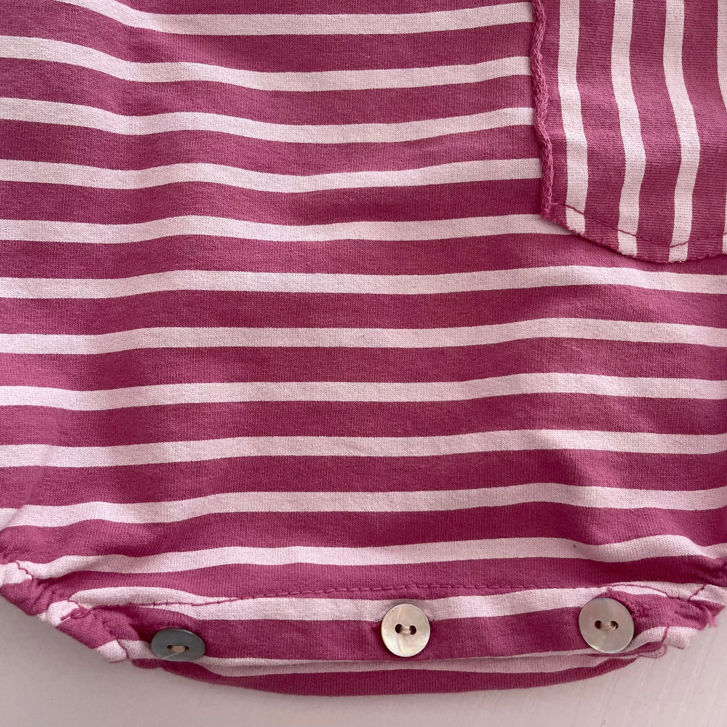 Comprar ranita de algodón para bebé niña. Color rosa viejo. Botones en la parte inferior. Ideal para la temporada de Primavera-Verano.