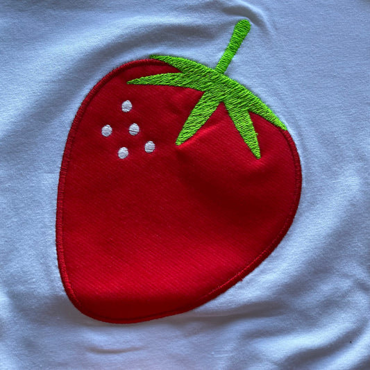 Comprar conjunto de algodón para bebé niña. Detalle fresa en la camiseta. Marca Petit Cie. Ideal temporada de Primavera-Verano.