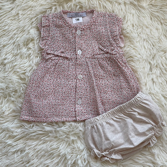 Conjunto de algodón para bebé niña, compuesto por camisa y braguita. Color arena. Marca Confecciones Popys.