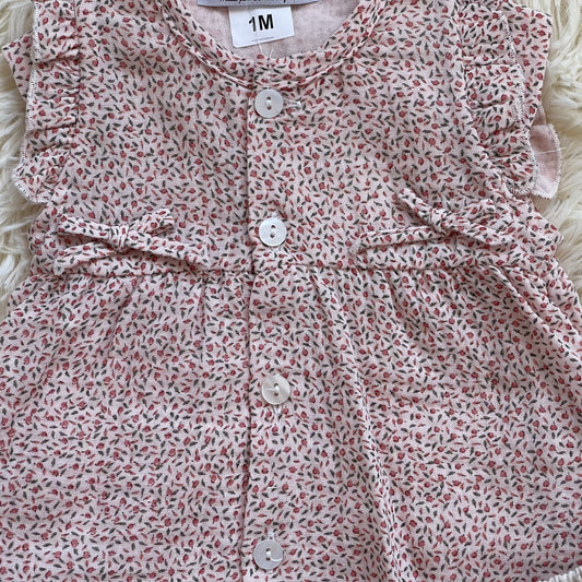 Conjunto de algodón para bebé niña, compuesto por camisa y braguita. Estampado de flores. Color arena. Marca Confecciones Popys.
