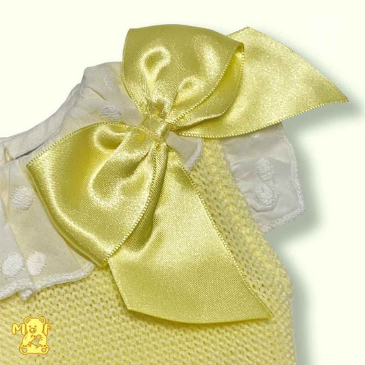 Comprar conjunto de dos piezas para bebés. .Parte de arriba de hilo y cubrepañal de tela. Color amarillo.Detalle de moña.  Temporada primavera-verano.