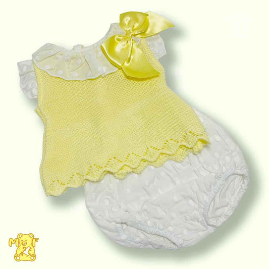 Comprar conjunto de dos piezas para bebés. .Parte de arriba de hilo y cubrepañal de tela. Color amarillo. Temporada primavera-verano.